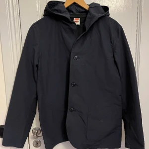 Vårjacka - Snygg vårjacka från Massimo dutti. Passar mellan M/L. Jackan är i bra skick den saknar den översta knappen. Däremot använder man inte den översta och man märker inte att den är borta om man inte vet det.