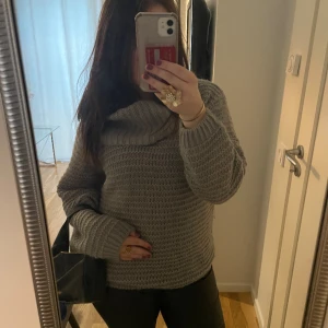 Fin stickad tröja - Fin stickad tröja med stor krage, används inte så det är därför jag säljer den, skriv om det är något 😊