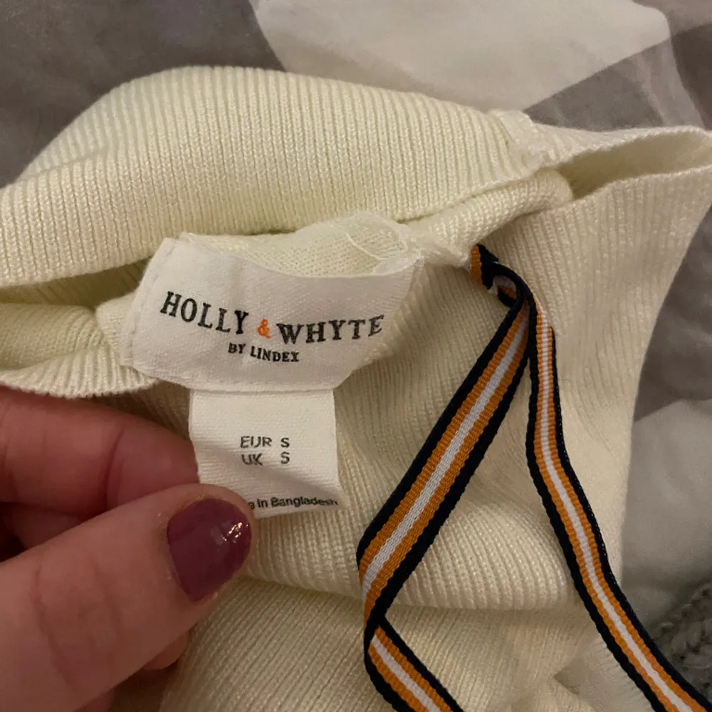 Finstickad vit långärmad, används ej. Skriv om ni undrar nått😋 original pris 350kr. Neuletakit & Villapaidat.