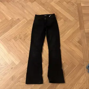 Svarta only bootcut jeans, använd enstaka gång. Säljer dessa jeans då de tyvärr är för små
