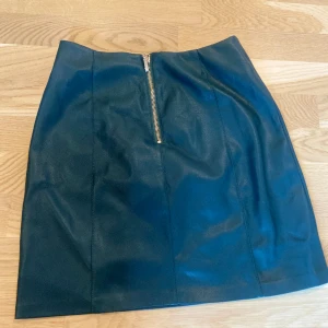 Grön skinnkjol - Jättefin grön skinnkjol från newyorker Andvänd en gång inga skador💞  TRYCK INTE PÅ KÖP NU FÖR JAG TAR BARA SWISH