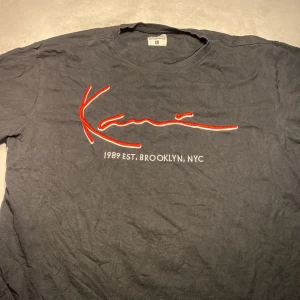 Karl kani tröja - Large sitter bra på mig och är 184 cm, dunder fet ganska plain tröja. Passar perfekt om du vill få många snygga guzzar😎