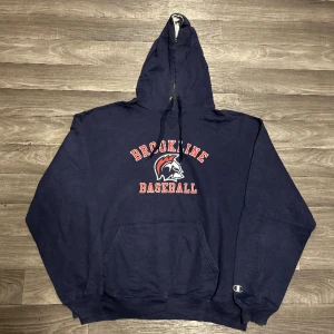 Champion Brookline Hoodie - Snygg college Hoodie i storlek XL ifrån Champion! Bara att skriva om du undrar över något🙏