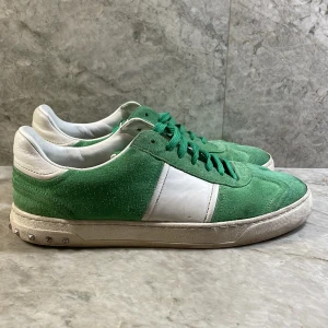 Valentino Flycrew - Säljer nu dessa gröna flycrews i storlek 43 🟢| skorna har alla nitar kvar 🟢| Tveka inte på att höra av er vid frågor eller liknande 🟢|