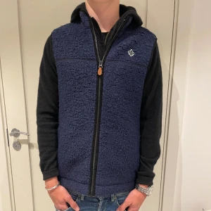 Morris väst - Säljer denna feta Morris västen. Skick 9/10. Använd ett fåtal ggr. Nypris 2300.