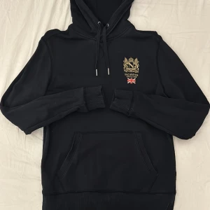 Morris hoodie - Svart/mörkblå hoodie från Morris i storlek S. Har bara använt den några få gånger och ser ut som ny. Nypris: 1600kr  Skriv gärna till mig om du har frågor. Priset är satt.