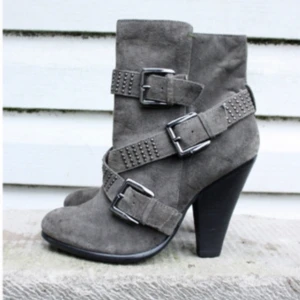 högklackade skor  - superfina skor i strl 38, färgen är mer grön i verkligheten 