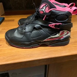 Jordan 23 or  - Storlek 38,5 nästan aldrig använda om du är intresserad så skicka här eller till mitt tel 0723776005