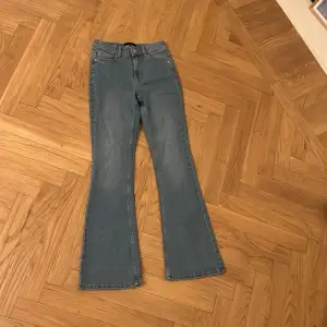 Säljer dessa ljusblåa bootcut jeans då de tyvärr är för små, använd ungefär en gång