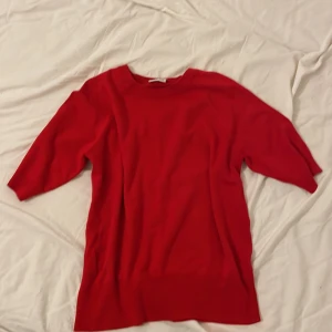 Röd finstickad tröja  - Bra skick, endast testad 1 gäng som var när jag skulle ta bild, oskadad, bekväm