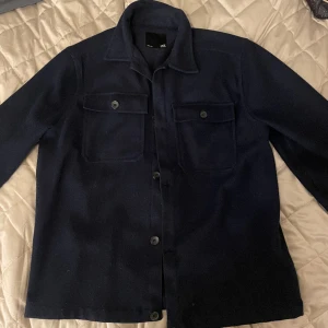 Marinblå kappa - Jättefin marinblå kappa/jacka. Är i storlek L men har själv storlek S/M så den sitter lite oversize.