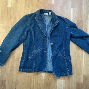 Jeans kavaj - Väldigt skön och bekväm jeans kavaj som funkar till det mesta, knappt använt den alls och är som ny. Kan diskutera pris med snabb handel 
