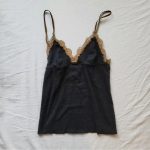 Linne med spets  - Säljer detta supersöta linne med spets! Köpt här på Plick och säljer då det inte kommer till användning💖😍