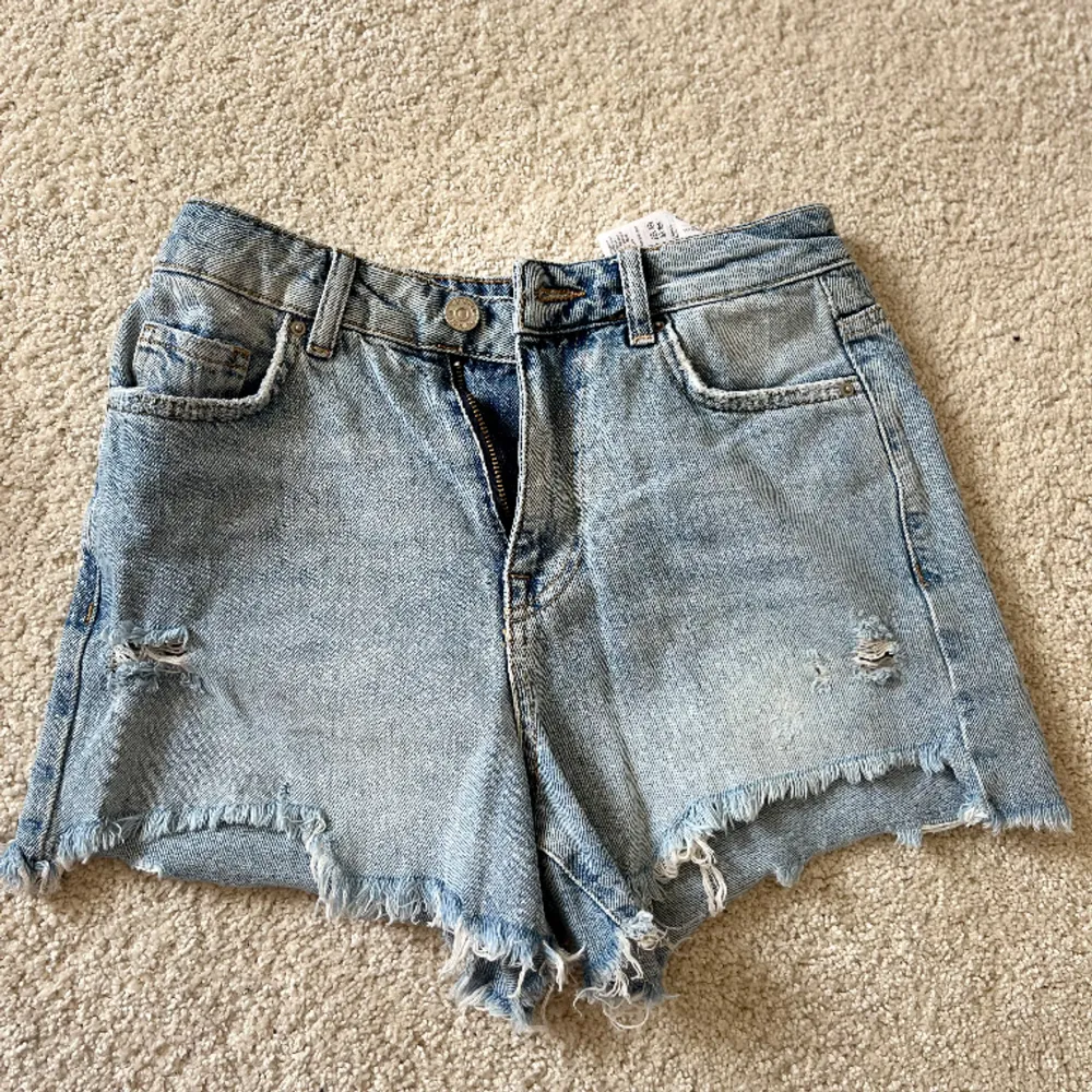Jag säljer dessa superfina ljusblåa jeansshorts från HM eftersom de tyvärr blivit för små för mig. De är i superbra skick och har inga defekter!. Shorts.