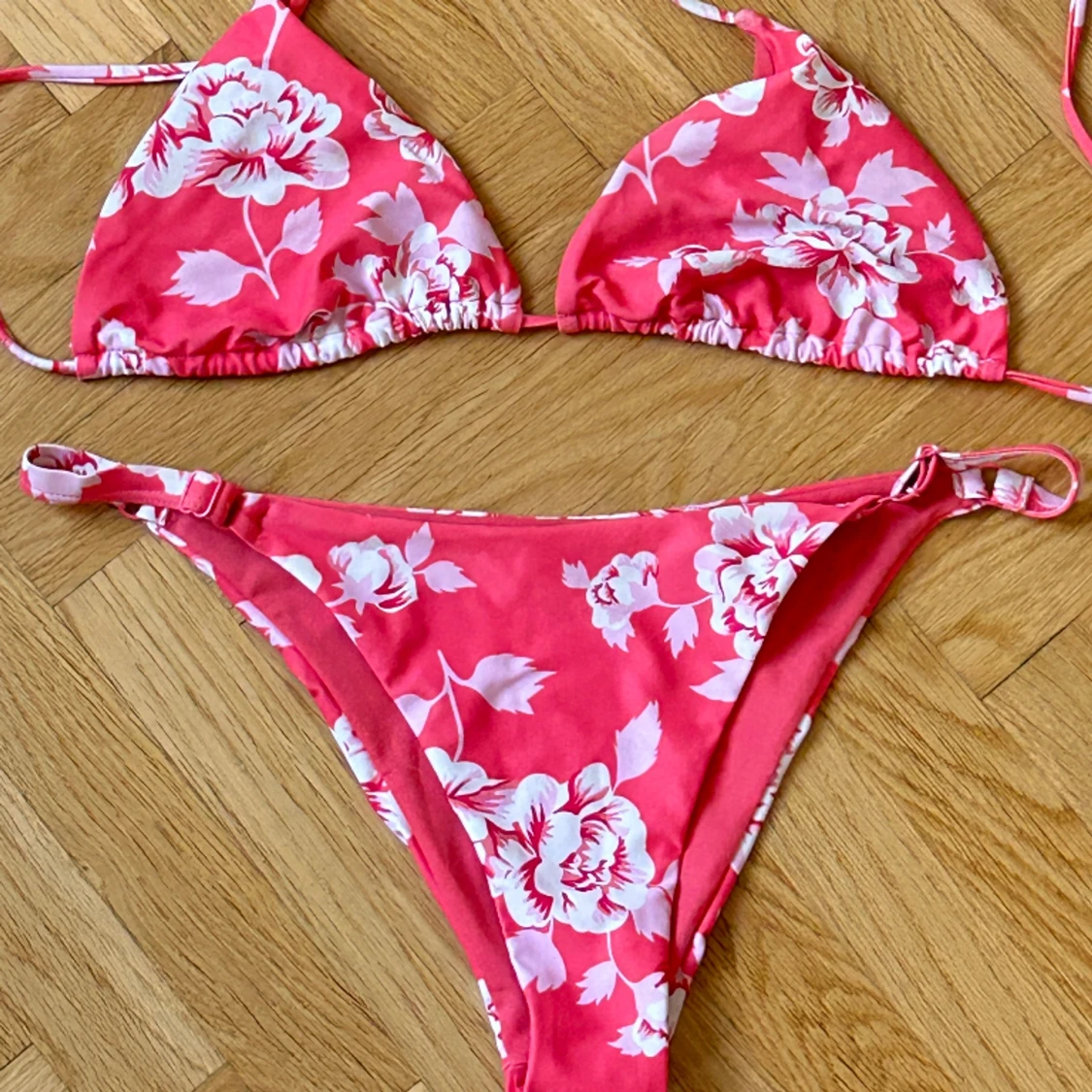 Rosa bikini med blommor  - 90