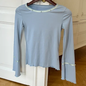 Blå tröja med ros detaljer  - Nyskick  Köpt på humana 