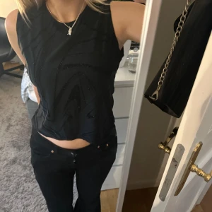 TOPP 💕 - säljer denna super coola topp 💕 superbra skick! pris kan diskuteras