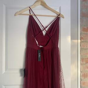 Vinröd klänning som jag köpte till balen men aldrig använde, därav prislapp kvar! ❤️ Från Lulu’s i storlek xs. Nypris: 999kr 