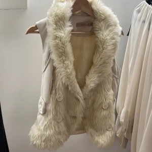 Pälsväst  - Vit pälsväst i fejk päls. Storlek xs! 