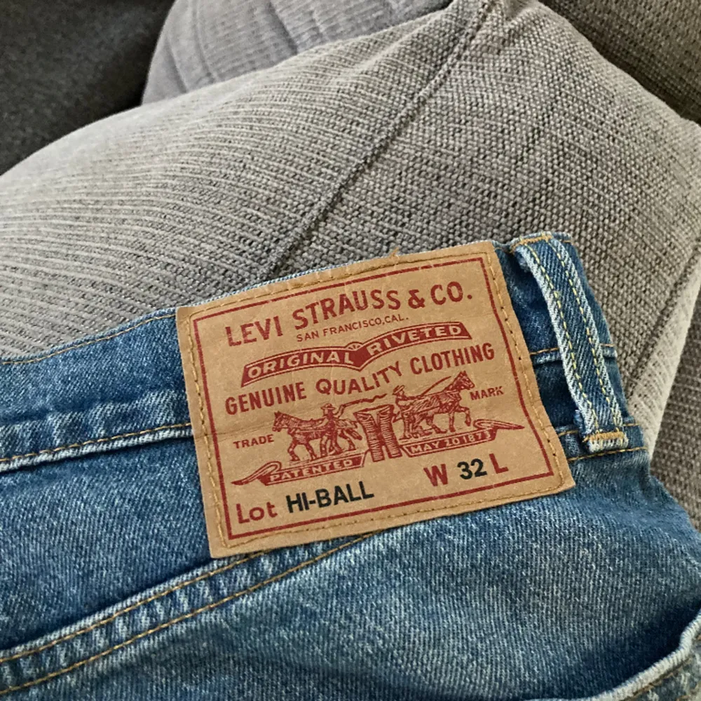 Ett par omsydda bootcut/flare Levi’s jeans i jättebra skick, inte använda mycket alls. Storlek 32.. Jeans & Byxor.