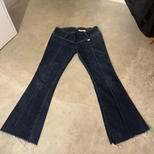 Lågmidjade botcut jeans - Super fina byxor i bra kvalitet. Står storlek 32 men skulle säga att dem sitter som M. 