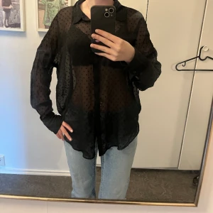 Skorta - Genomskinlig skorta som är lite oversized. Jättesnygg men använder aldrig och inte min stil. Perfekt tunn till sommaren 
