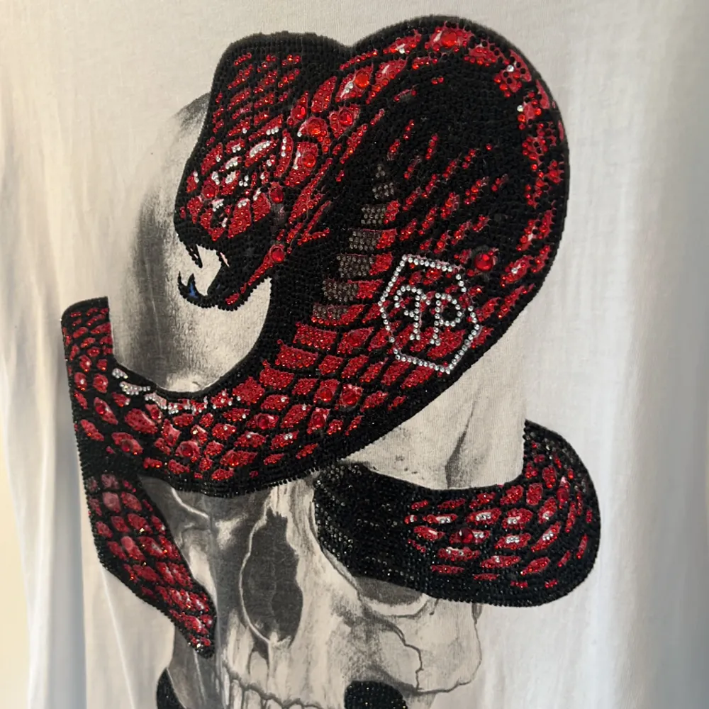Philipp Plein Snake Skull Print T-shirt vit. Storlek S. Plagget är i hyfsat bra skick. Pris: 799kr, (pris går att diskutera) Vid frågor, kom PM!. T-shirts.