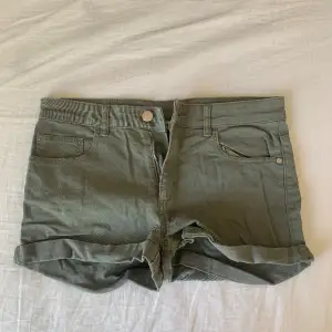 Super söta låg midjade shorts i militär grön! Köpta secondhand, suuuper coola till sommaren❤️storlek S/36💕