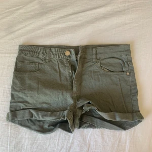 Gröna lågmidjade shorts  - Super söta låg midjade shorts i militär grön! Köpta secondhand, suuuper coola till sommaren❤️storlek S/36💕