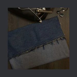 Datorfodral i jeans - JEANSFODRAL FRÅN CASE-IT UF Jeansfodral 101  Pris - 199 kr + frakt Datorn i fodralet på bilden är en MacBook Air (30,41 x 21,5 cm) (men passar andra datorer skriv för mått) 