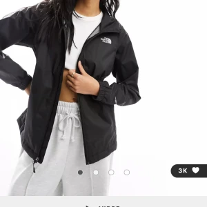 North face vind/vatten tålig jacka - Knappt använd jacka i super fint skick, skulle säga att den är lite mindre i storleken 