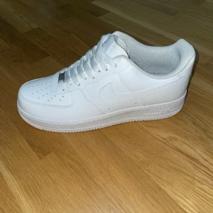 Air force 1 - Säljer dessa helt nya och oanvända airforce 1 då jag inte känner att de passar min stil. 