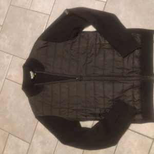 Cardigan - Fet cardigan från märket Barbour International. Jag har använt den en höst och vår så skicket på den är mycket bra. Inga defekter. Passar mig jag är 180 typ. Perfekt nu på våren och kommande höst. Funkar även jättebra på sommarkvällar. 