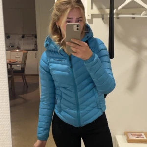 Dunjacka peak performance - Jacka med ankdun från peak performance i stl xs. Nypris 2299kr. Använd en vinter, bra skick☺️
