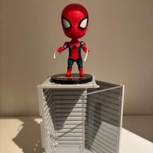 Spider man action figure. Displayboxen ingår. Färg alternativ för displayboxen är svart och grå.skriv gärna ptovat om fler bilder önskas eller om det är något du undrar