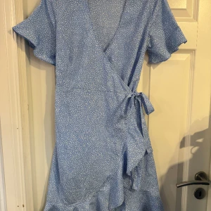 Sommar klänning  - Använd 2 gånger I väldigt bra skick
