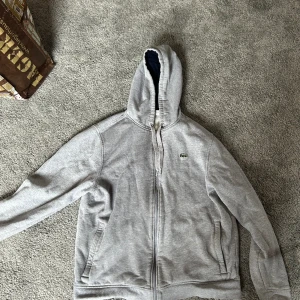 Lacoste hoodie  - Storlek medium men passar L också. Den är i bra skick inga synliga skador.  Pris kan diskuteras 