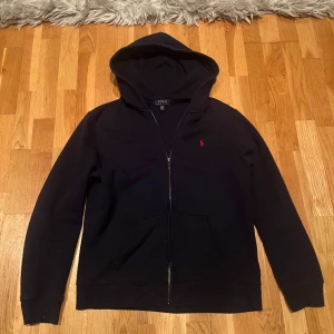 Ralph lauren zip   - Säljer min ralph lauren zip. Den är knappt använd och är förliten för mig. 