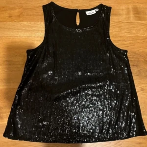 glittrigt linne - använd max 3 gånger!!  jätte fin för fester eller tex nyår <3  köpt för några år sedan på kappahl, storlek är 158/164 men jag var storlek xs/s när jag använde den💫 dma  meddelande för fler bilder eller några frågor !!  köp genom ”köp nu” eller swish 