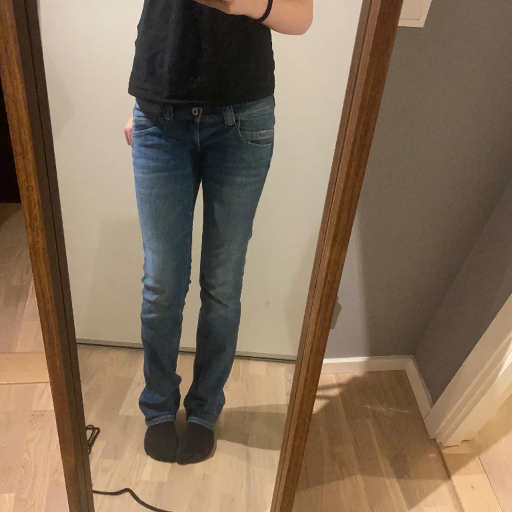 Ett par nästan helt nya jeans från pepe jeans, nypris 1000.  Endast en liten defekt längst ned på byxkanten, skriv vid frågor eller om fler bilder🥰. Jeans & Byxor.