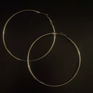 Silver hoops Large - Superfina men de var alldeles för stora för min smak, aldrig användna!  Rengörs och tvättas noga innan jag skickar, stora i storlek men simpla och ej i äkta silver! Frågor? Kom Dm! 🫶