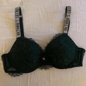 Victoria’s Secret BH  - Använt fåtal gånger. Så gott som ny, endast ett litet hål på baksidan. 