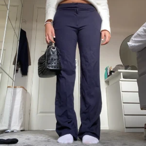 mörkblå kostymbyxor  - mörkblå kostymbyxor i jätte bekvämt material! fint skick! nypris 500kr