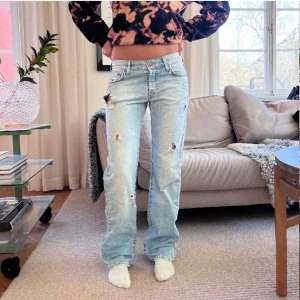 Lågmidjade jeans - Säljer dessa så snygga lågmidjade jeans då de tyvärr är förstora, storlek S 