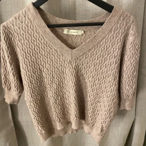 Stickad T-shirt  - Stickad T-shirt, lite puffiga armar 