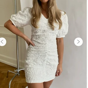 Vit klänning  - Super fin klänning! Aldrig använd och helt ny, sitter så bra och fångar verkligen upp ens midja och formar sig så fint!💗Det är bara å skriva för egna bilder☺️Pris kan diskuteras