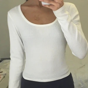 Basic long sleeve top - En rib stickad top som inte kommer till användning. Använt 1 gång, helt som ny. Läs bion före du köper.