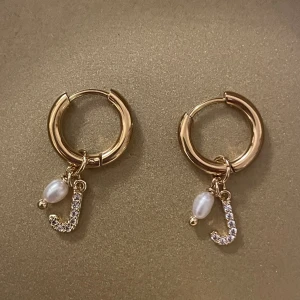 Hoops med bokstaven J  - Strass bokstav. Hoops, guldpläterade.  