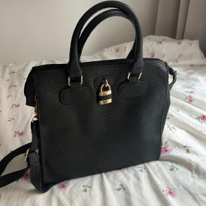  Birkin bag liknande väska - Mycket bra skick! Märket är atmosphere! Skriv ifall du är intresserad 