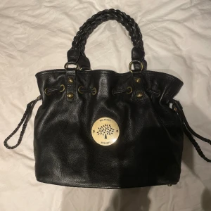 Mulberry Väska  - säljer min Mulberry väska 😇 köpt för ett par år sedan för strax över 10 000kr. modellen heter Daria Drawstring tote. Super rymling och har 3 mindre fack på insidan. Skriv för info eller fler bilder. Klicka inte på köp nu utan att skriva först!!!❤️